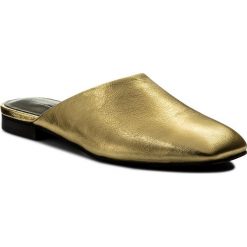 Klapki VAGABOND - Dolores 4504-083-81 Gold. Żółte klapki damskie Vagabond, bez wzorów, ze skóry, bez obcasa, na obcasie. W wyprzedaży za 259,00 zł.