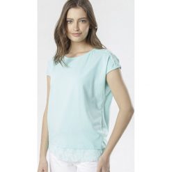 Miętowa Bluzka Delolis. Zielone bluzki damskie Born2be, na imprezę, xl, bez wzorów, z dzianiny, bez kołnierzyka, z krótkim rękawem. Za 54,99 zł.