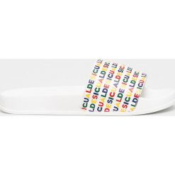 Desigual - Klapki. Białe klapki damskie Desigual, bez wzorów, z materiału, bez obcasa, na płaskiej podeszwie. W wyprzedaży za 99,90 zł.