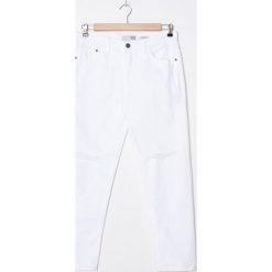 Denimowe spodnie dad fit - Biały. Białe spodnie męskie House, bez wzorów, z jeansu. W wyprzedaży za 29,99 zł.