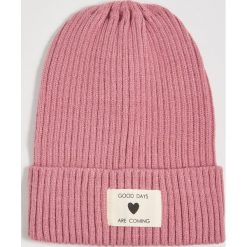 Czapka beanie z naszywką - Fioletowy. Fioletowe czapki damskie Sinsay, z aplikacjami. Za 19,99 zł.