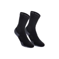 Skarpety do gry w koszykówkę SO900 MiD. Pomarańczowe skarpetki męskie TARMAK, bez wzorów, z elastanu. Za 49,99 zł.