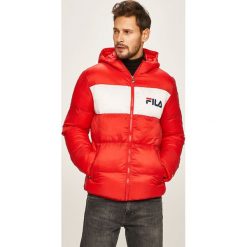 Fila - Kurtka. Czerwone płaszcze męskie Fila, m, bez wzorów, z poliesteru, krótkie, z kapturem. W wyprzedaży za 399,90 zł.