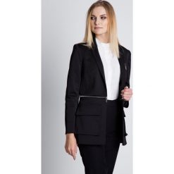 Czarna elegancka marynarka RABARBAR. Czarne marynarki damskie RABARBAR, bez wzorów. W wyprzedaży za 200,00 zł.