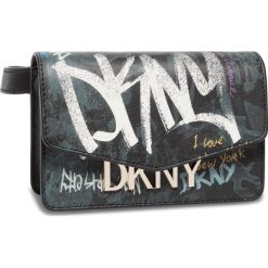 Saszetka nerka DKNY - R94INF74 Blk Mlt/White KFI. Czarne nerki damskie DKNY, bez wzorów, ze skóry, młodzieżowe, bez dodatków. W wyprzedaży za 469,00 zł.