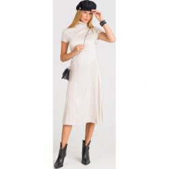 SUKIENKA PATRIZIA PEPE. Brązowe sukienki damskie Patrizia Pepe, na imprezę, xs, z aplikacjami, z bawełny, z golfem, bez rękawów, midi. Za 593,40 zł.