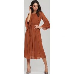 Brązowa Sukienka Banksia. Pomarańczowe sukienki damskie Renee, s, w paski, z tkaniny, eleganckie, z okrągłym kołnierzem, bez rękawów, midi, rozkloszowane. Za 139,99 zł.