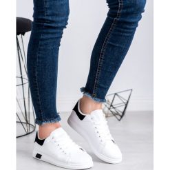 DAMSKIE BUTY SPORTOWE - biały. Białe buty sportowe damskie Ideal Shoes, bez wzorów, sportowe. Za 44,90 zł.