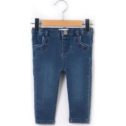 Dżinsy slim z haftowaną kieszenią 1 miesiąc - 3 lata. Niebieskie jeansy dziewczęce marki La Redoute Collections, z haftami, z bawełny, z standardowym stanem. Za 83,96 zł.