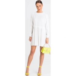 SUKIENKA Twinset. Białe sukienki damskie Twinset, na imprezę, z aplikacjami, z materiału, z okrągłym kołnierzem, z długim rękawem, długie, mini, plisowane. Za 1039,00 zł.