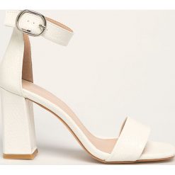 Public Desire - Sandały. Czarne sandały damskie Public Desire, bez wzorów, ze skóry ekologicznej, bez obcasa, na obcasie, na klamry. W wyprzedaży za 129,90 zł.