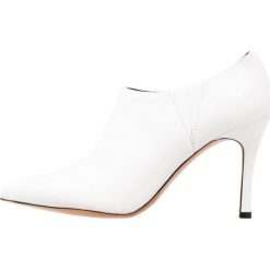 Kenneth Cole New York MAGELLA Ankle boot white. Białe czółenka marki Kenneth Cole New York, ze skóry. Za 709,00 zł.