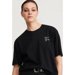 T-shirt z minimalistycznym napisem - Czarny. Czarne t-shirty damskie Reserved, s, z napisami, bez kołnierzyka. Za 29,99 zł.