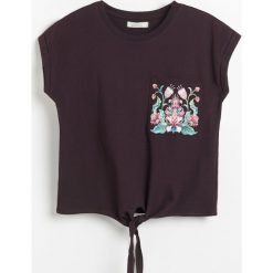 T-shirt z nadrukiem i wiązaniem - Fioletowy. Fioletowe t-shirty damskie Reserved, s, z nadrukiem, bez kołnierzyka. W wyprzedaży za 29,99 zł.