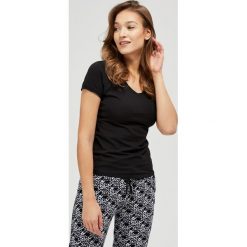 Bluzka basic. Czarne bluzki damskie Moodo, s, bez wzorów, z elastanu, z okrągłym kołnierzem, z krótkim rękawem. Za 19,99 zł.