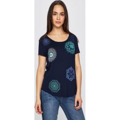 Desigual - Top. Białe bluzki damskie Desigual, s, z nadrukiem, z elastanu, z okrągłym kołnierzem. W wyprzedaży za 99,90 zł.