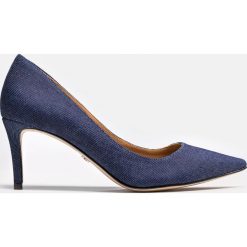 Granatowe czółenka damskie. Niebieskie czółenka peep toe marki Kazar, z jeansu, na wysokim obcasie, na szpilce. Za 449,00 zł.