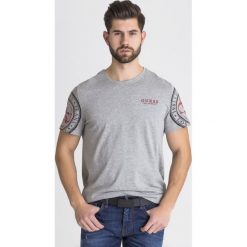 T-SHIRT GUESS. Szare t-shirty męskie Guess, xl, z nadrukiem, z bawełny, z okrągłym kołnierzem. Za 118,30 zł.