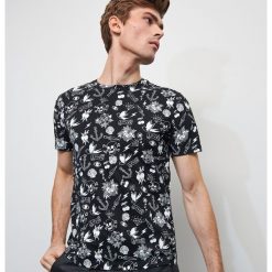 T-shirt z rysunkowym nadrukiem - Czarny. Czarne t-shirty męskie Reserved, s, z nadrukiem, bez kołnierzyka. Za 39,99 zł.