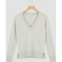 Sweter w kolorze kremowym. Białe swetry damskie Rodier, z kaszmiru, klasyczne. W wyprzedaży za 169,95 zł.