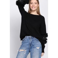 Czarny Sweter Body On Me. Czarne swetry klasyczne damskie Born2be, uniwersalny, z okrągłym kołnierzem. Za 79,99 zł.