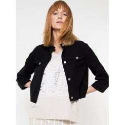 Kurtka w kolorze czarnym. Czarne płaszcze damskie Deni Cler, bez wzorów, z denimu, bez kaptura. W wyprzedaży za 579,95 zł.
