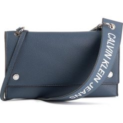 Torebka CALVIN KLEIN JEANS - Ckj Banner Shoulder Flap Bag K60K606159 CK1. Niebieskie listonoszki damskie Calvin Klein Jeans, bez wzorów, z jeansu, klasyczne, bez dodatków. Za 399,00 zł.