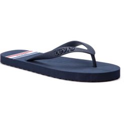 Japonki LEVI'S - 229817-749-17 Navy Blue. Niebieskie klapki męskie Levi's®, z tworzywa sztucznego, bez zapięcia. W wyprzedaży za 69,00 zł.
