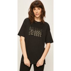 Converse - T-shirt. Czarne bluzki damskie Converse, s, z nadrukiem, z bawełny, z okrągłym kołnierzem. W wyprzedaży za 109,90 zł.