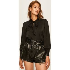 Guess Jeans - Bluzka. Białe bluzki damskie Guess Jeans, na co dzień, s, z aplikacjami, z poliesteru, eleganckie, bez kołnierzyka, z długim rękawem. Za 399,90 zł.