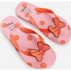 Klapki japonki z Myszką Minnie - Różowy. Różowe klapki damskie Reserved, z motywem z bajki, bez obcasa. Za 29,99 zł.