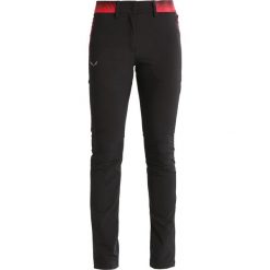 Salewa PEDROC Spodnie materiałowe black out. Czarne spodnie damskie Salewa, bez wzorów, z elastanu, sportowe, długie. Za 419,00 zł.