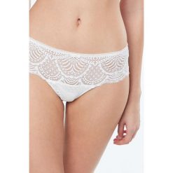 Etam - Brazyliany. Białe majtki damskie marki Etam, z elastanu. W wyprzedaży za 49,90 zł.