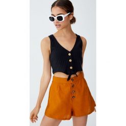 Gładkie spodenki z zakładkami. Szare szorty damskie Pull&Bear, bez wzorów. Za 69,90 zł.