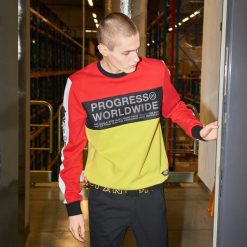 Bluza z napisami z kolekcji Progress - Czerwony. Czerwone bluzy męskie marki Cropp, s, z napisami, bez kołnierzyka, bez rękawów, bez kaptura. Za 99,99 zł.