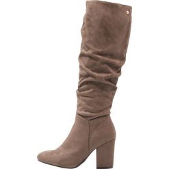 XTI Kozaki taupe. Brązowe buty zimowe damskie marki Xti, z materiału. W wyprzedaży za 224,25 zł.