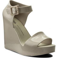 Sandały MELISSA - Mar Wegre Ad 32241 Beige 01319. Brązowe klapki damskie Melissa, bez wzorów, z tworzywa sztucznego, bez obcasa, na obcasie. W wyprzedaży za 289,00 zł.