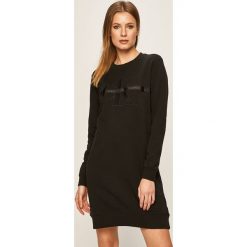 Calvin Klein Jeans - Sukienka. Czarne sukienki damskie Calvin Klein Jeans, na co dzień, s, z aplikacjami, z bawełny, casualowe, z okrągłym kołnierzem, z długim rękawem, długie, mini, proste. Za 429,90 zł.