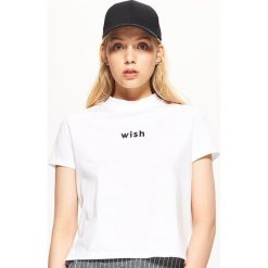 Koszulka z napisem - Biały. Białe t-shirty damskie Cropp, l, z napisami. Za 19,99 zł.