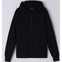 Rozpinana bluza basic - Czarny. Czarne bluzy męskie Cropp, s, bez wzorów, bez kołnierzyka, bez rękawów, bez kaptura. Za 89,99 zł.