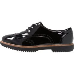 Clarks RAISIE HILDE Oksfordki black. Czarne półbuty damskie Clarks, bez wzorów, ze skóry ekologicznej, bez obcasa, na sznurówki. Za 349,00 zł.