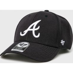 47brand - Czapka Atlanta Braves. Czarne czapki męskie 47brand, z haftami, z bawełny. W wyprzedaży za 49,90 zł.
