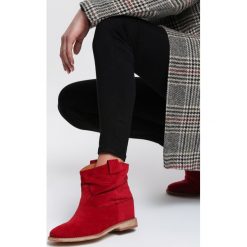 Czerwone Botki Nerita. Czerwone koturny damskie Renee, bez obcasa, na koturnie, bez zapięcia. Za 139,99 zł.
