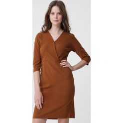 Brązowa Sukienka Bluebellie. Pomarańczowe sukienki damskie Born2be, do pracy, xl, bez wzorów, z dzianiny, eleganckie, bez kołnierzyka, bez rękawów, mini, dopasowane. Za 129,99 zł.