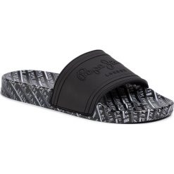 Klapki PEPE JEANS - Slider All Over Man PMS70082 Black 999. Czarne klapki męskie Pepe Jeans, bez wzorów, z jeansu. W wyprzedaży za 119,00 zł.