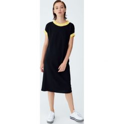 Sukienka sportowa z obszyciem z napisem. Czarne sukienki damskie Pull&Bear, z napisami, sportowe, bez kołnierzyka, bez rękawów, sportowe. Za 79,90 zł.