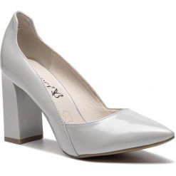 Półbuty CAPRICE - 9-22411-22 Lt Grey Patent 242. Szare półbuty damskie lakierowane Caprice, z lakierowanej skóry, na obcasie. Za 249,90 zł.