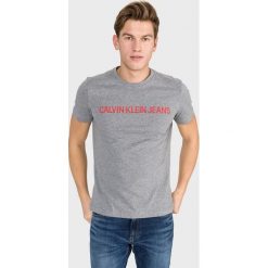 Calvin Klein Koszulka Szary. Szare podkoszulki męskie Calvin Klein, xl, z haftami, z bawełny, bez kołnierzyka, z krótkim rękawem, krótkie. Za 152,95 zł.