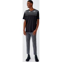 Koszulka z etnicznym karczkiem. Czarne koszulki męskie Pull&Bear, m, bez wzorów, bez kołnierzyka, z krótkim rękawem, krótkie. Za 59,90 zł.
