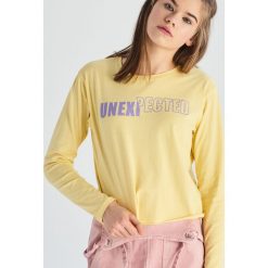 Bawełniany crop top z nadrukiem - Żółty. Żółte topy damskie marki Sinsay, s, z nadrukiem, z bawełny, bez kołnierzyka. Za 29,99 zł.